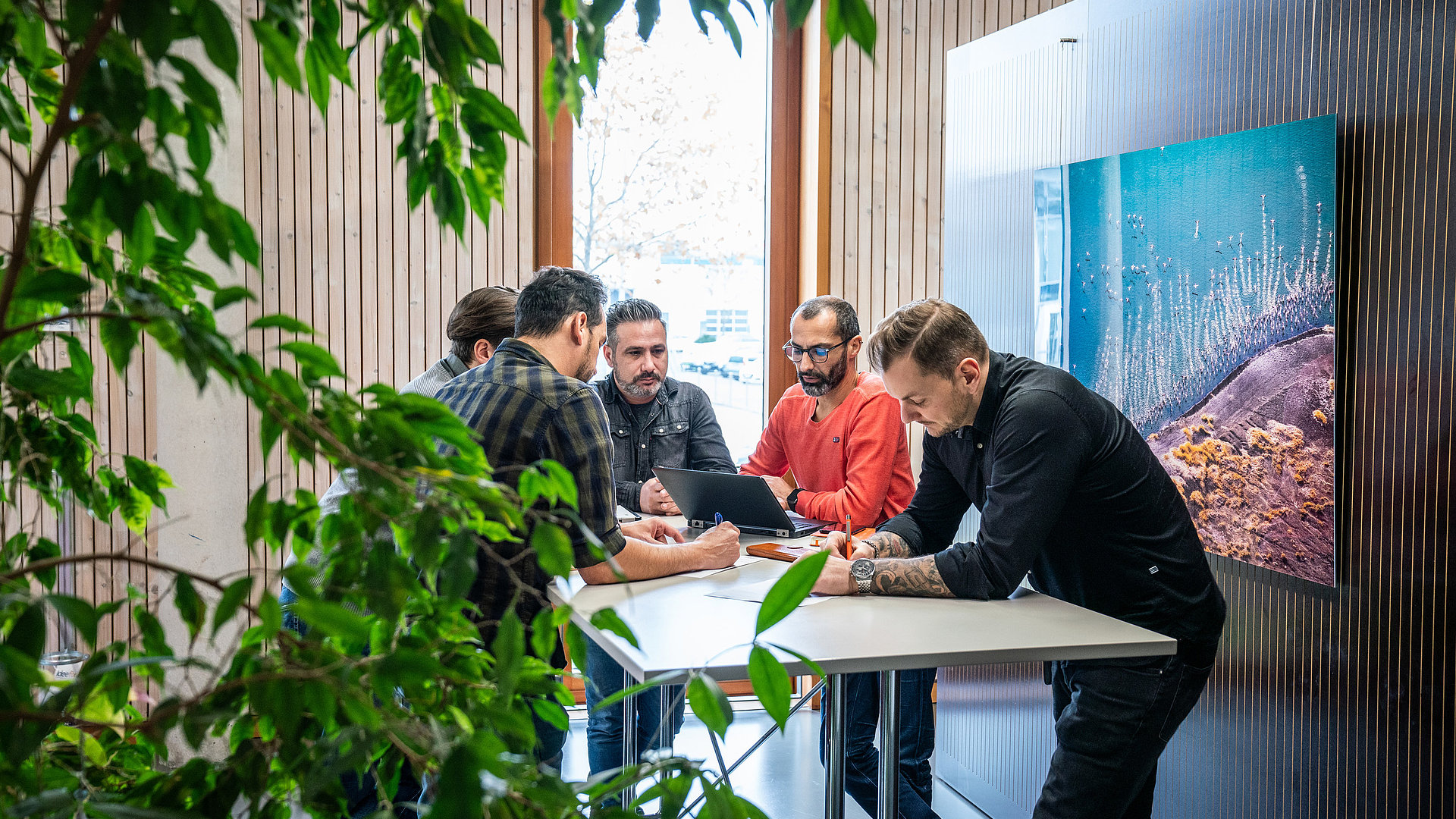 Réunion d’équipe chez Faller Packaging – des experts développent des services innovants et des solutions d’emballage durables pour l’industrie pharmaceutique.