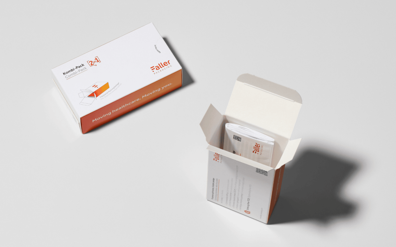Kombi-Pack Basic mit geöffneter Faltschachtel und fest integrierter Packungsbeilage für effiziente pharmazeutische Verpackungslinien.
