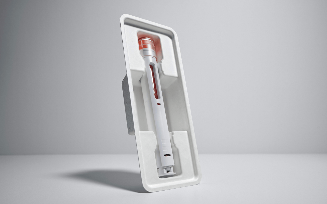 Pharmazeutischer Injektor in präzisem Faserform-Tray – nachhaltige, PPWR-konforme Alternative zu Kunststoffverpackungen für MedTech-Produkte