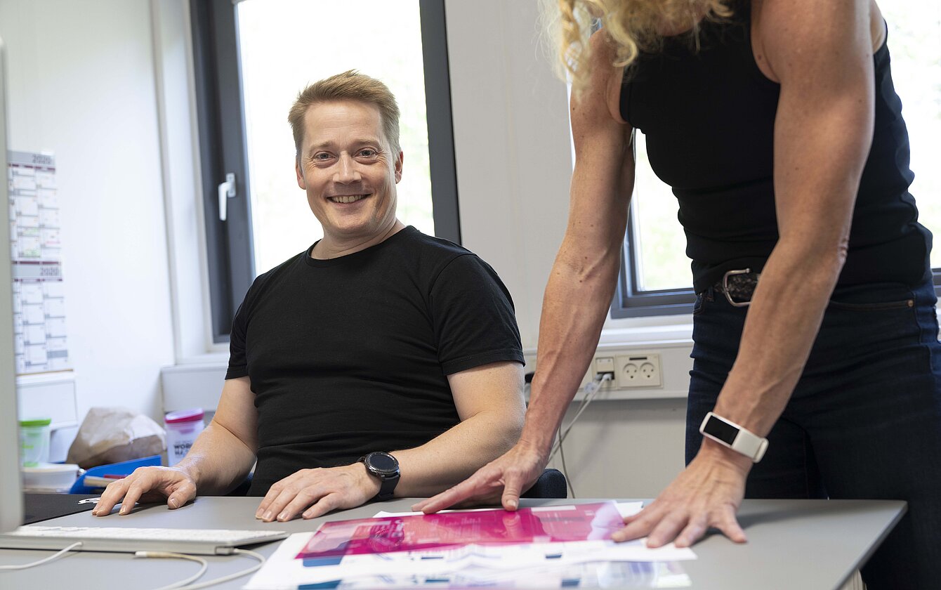 Mitarbeiter lächelt bei der Arbeit