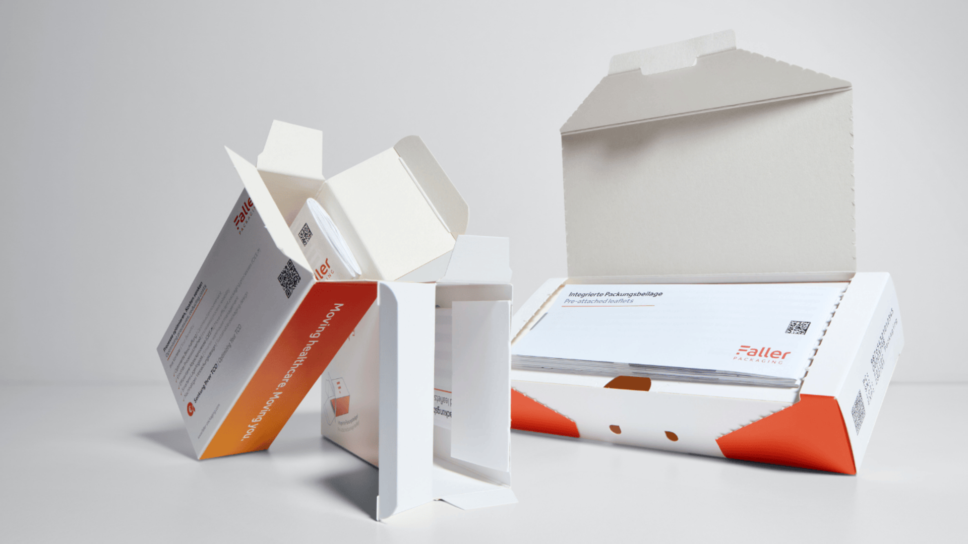 Geöffnete Faltschachtel mit integrierter Packungsbeilage als 2-in-1-Kombi-Pack für effiziente pharmazeutische Verpackungsprozesse.