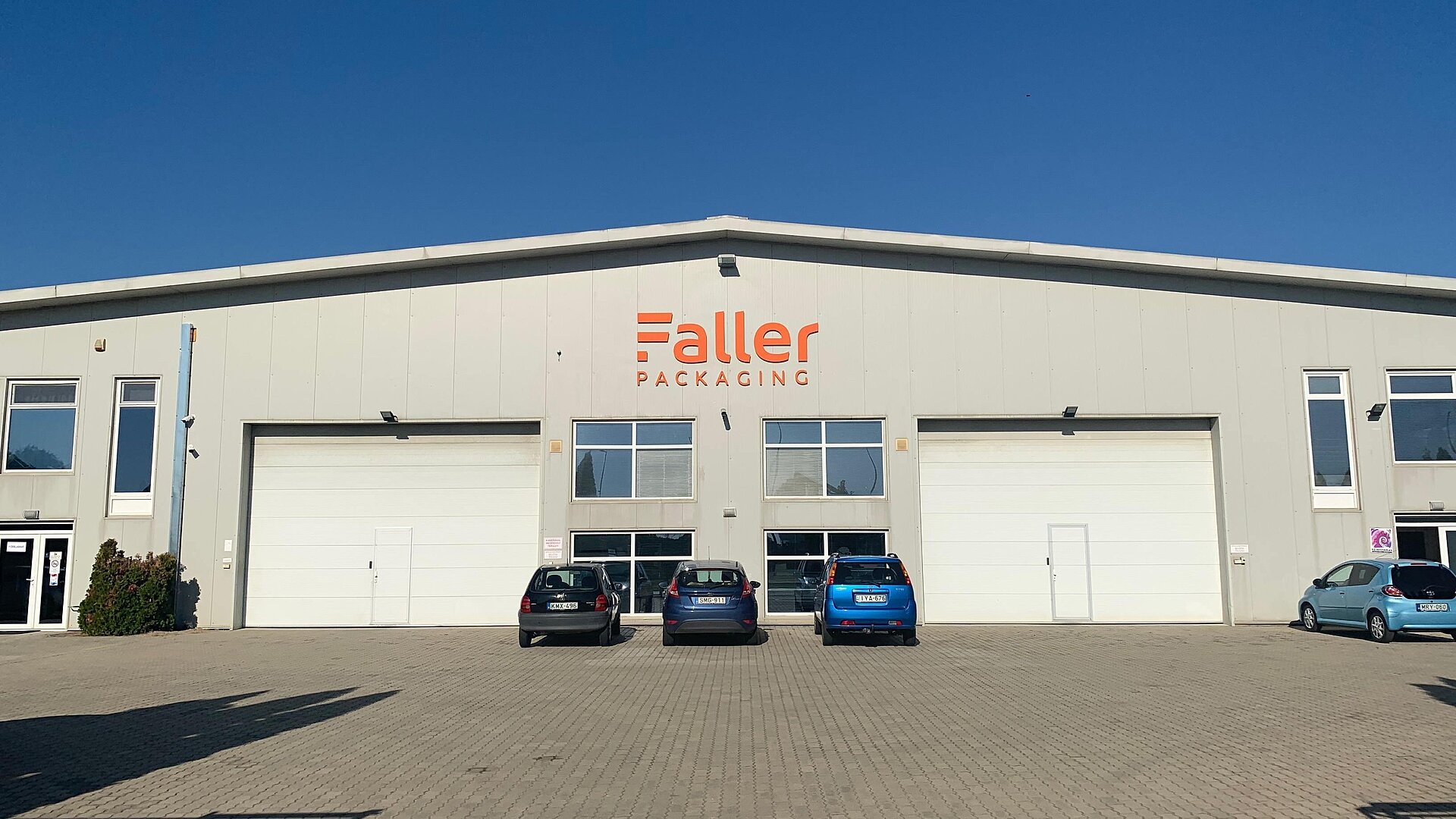 Atelier de production Faller Packaging à Debrecen avec machines d’impression modernes et employés