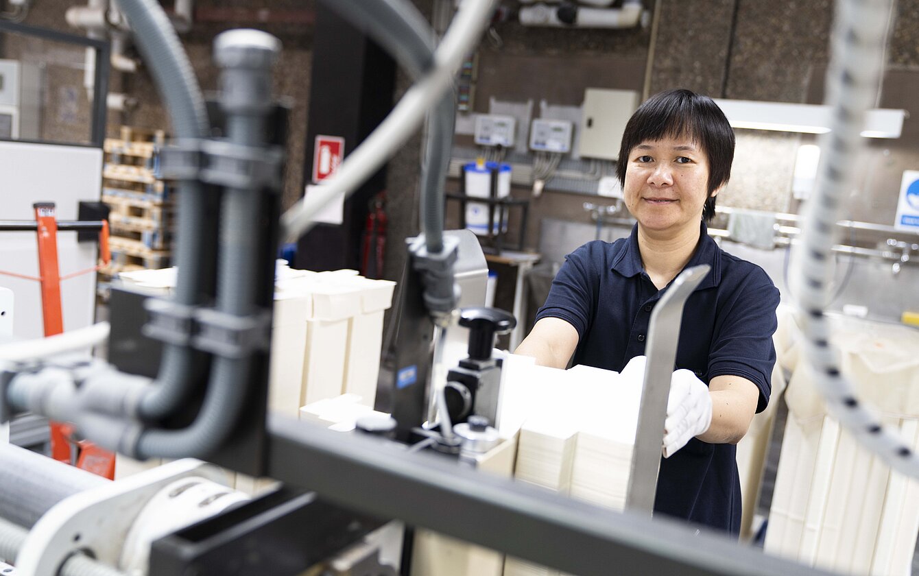 Einlegen der Zuschnitte an der Klebemaschine