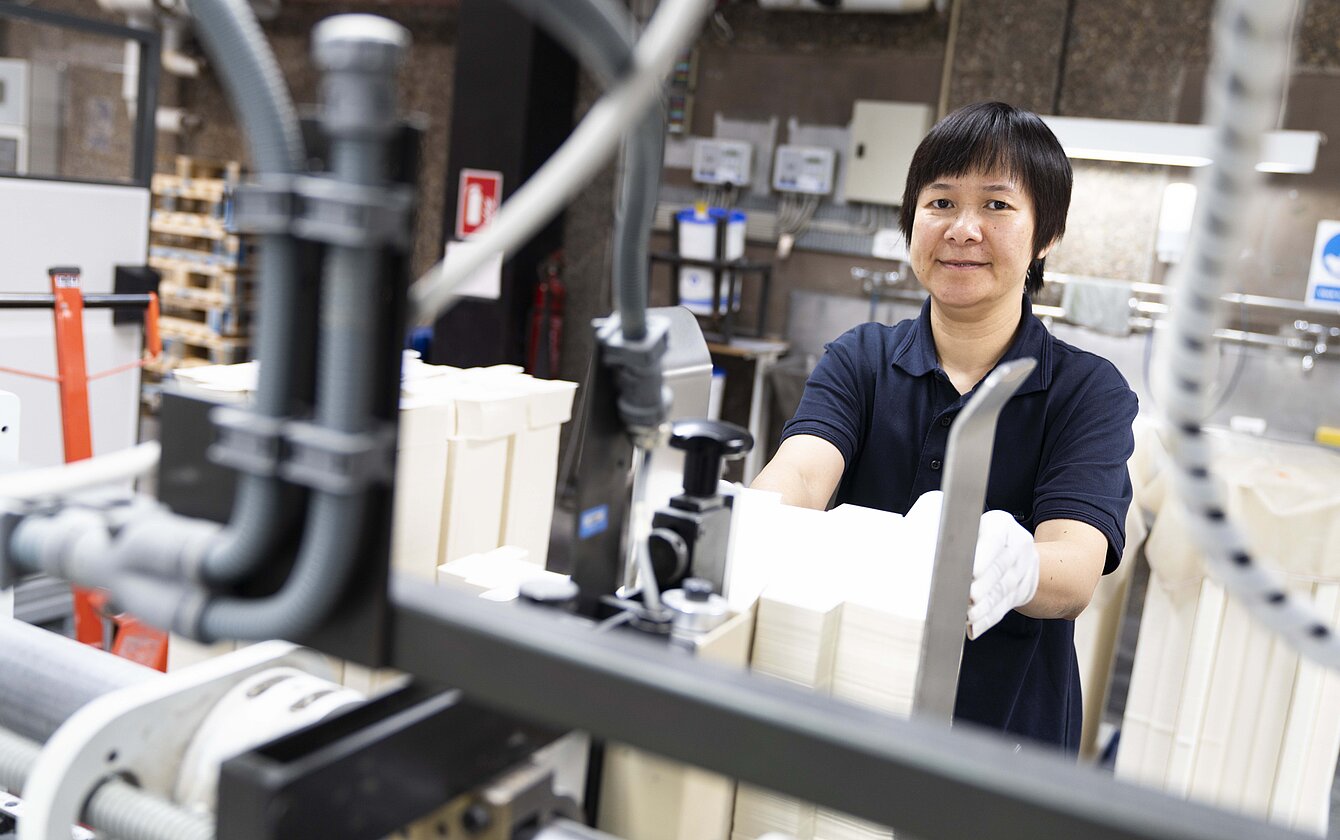 Einlegen der Zuschnitte an der Klebemaschine