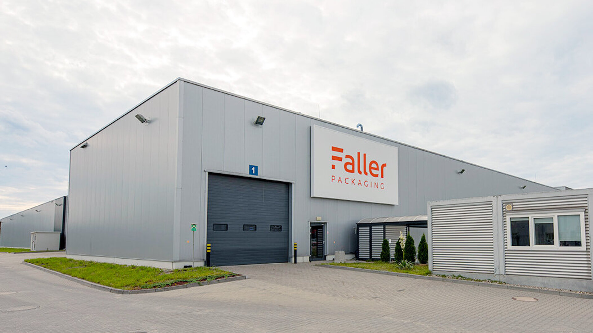 Exterior view of the Faller Packaging plant in Łódź, Poland – modern production site for folding cartons for the pharmaceutical industry.