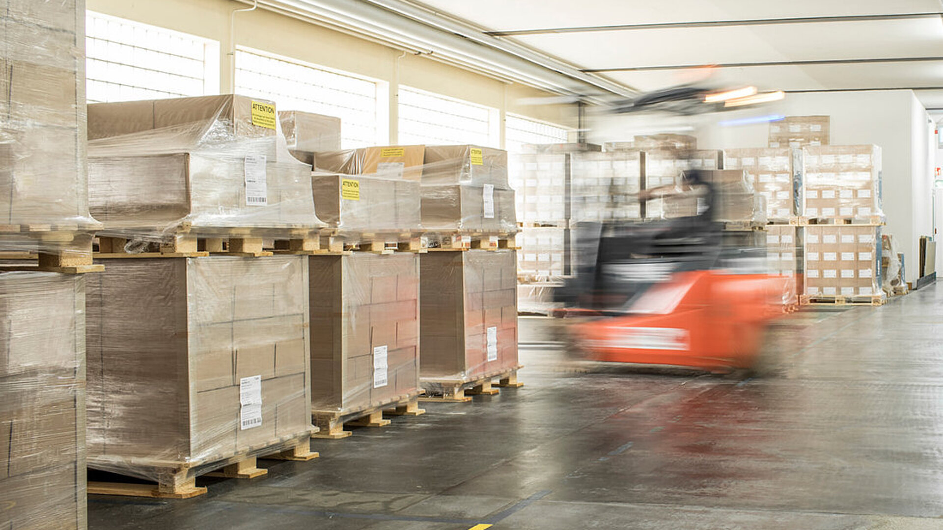 Effiziente Lieferkette bei Faller Packaging: Palettenlager mit Gabelstapler für eine reibungslose pharmazeutische Logistik.