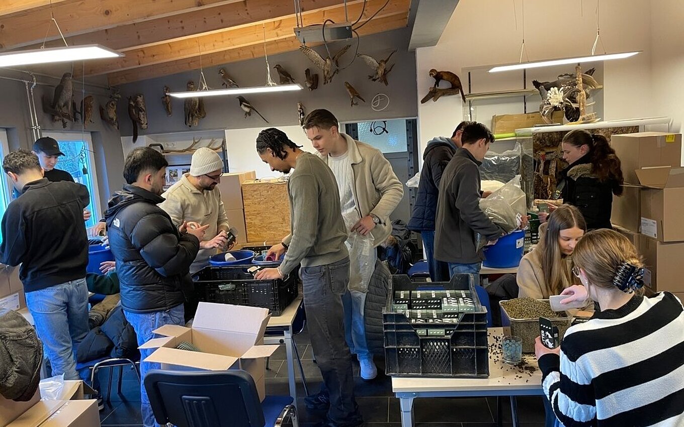 Die Auszubildenden beim Verspenden von 300 Kilogramm Wildfutter.