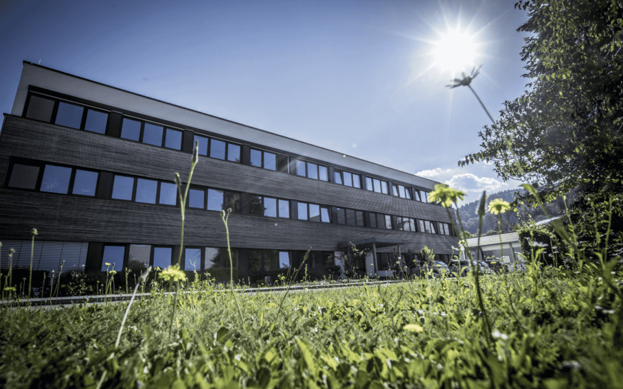 Hauptsitz von Faller Packaging in Waldkirch mit moderner Industriearchitektur im Vordergrund einer begrünten Fläche