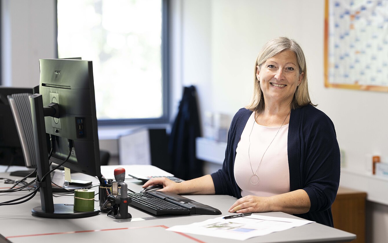 Mitarbeiterin-Auftragsservice Freundliche Mitarbeiterin im Auftragsservice