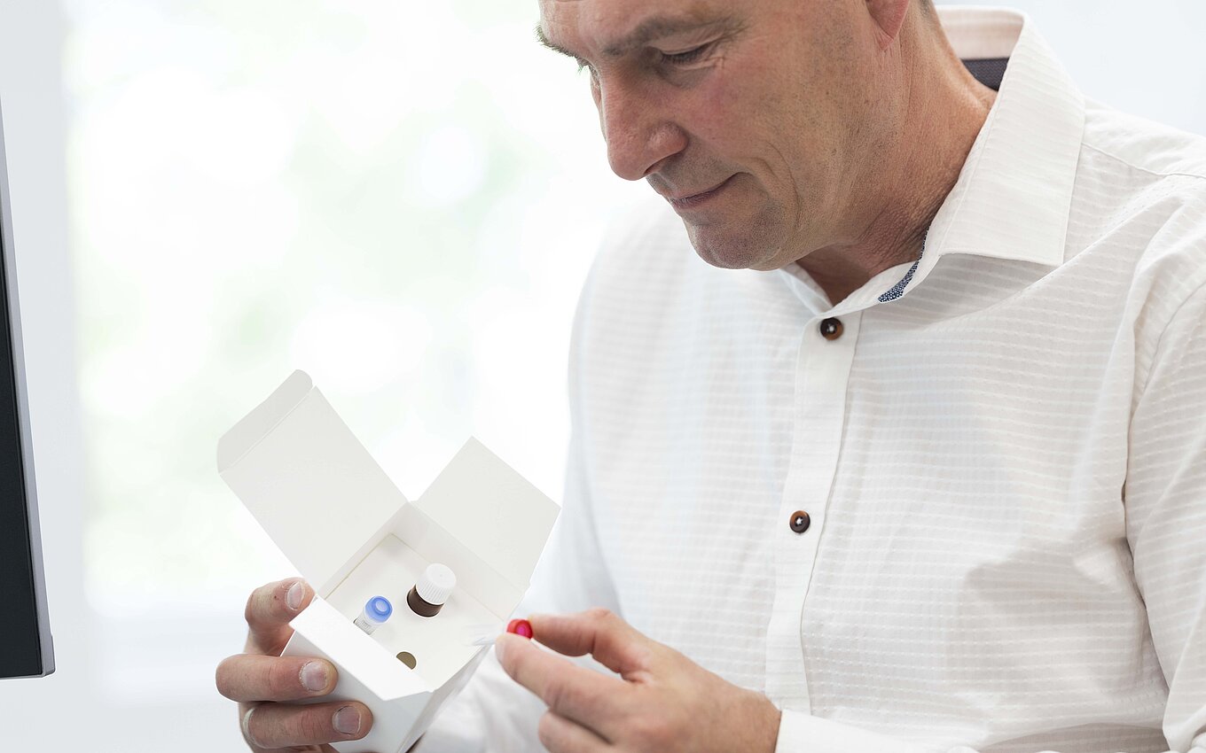 Skræddersyet specialdesign Udvikling af innovative kombinationsprodukter hos Faller Packaging: to eksperter vurderer en farmaceutisk foldekarton med integreret indlægsseddel.