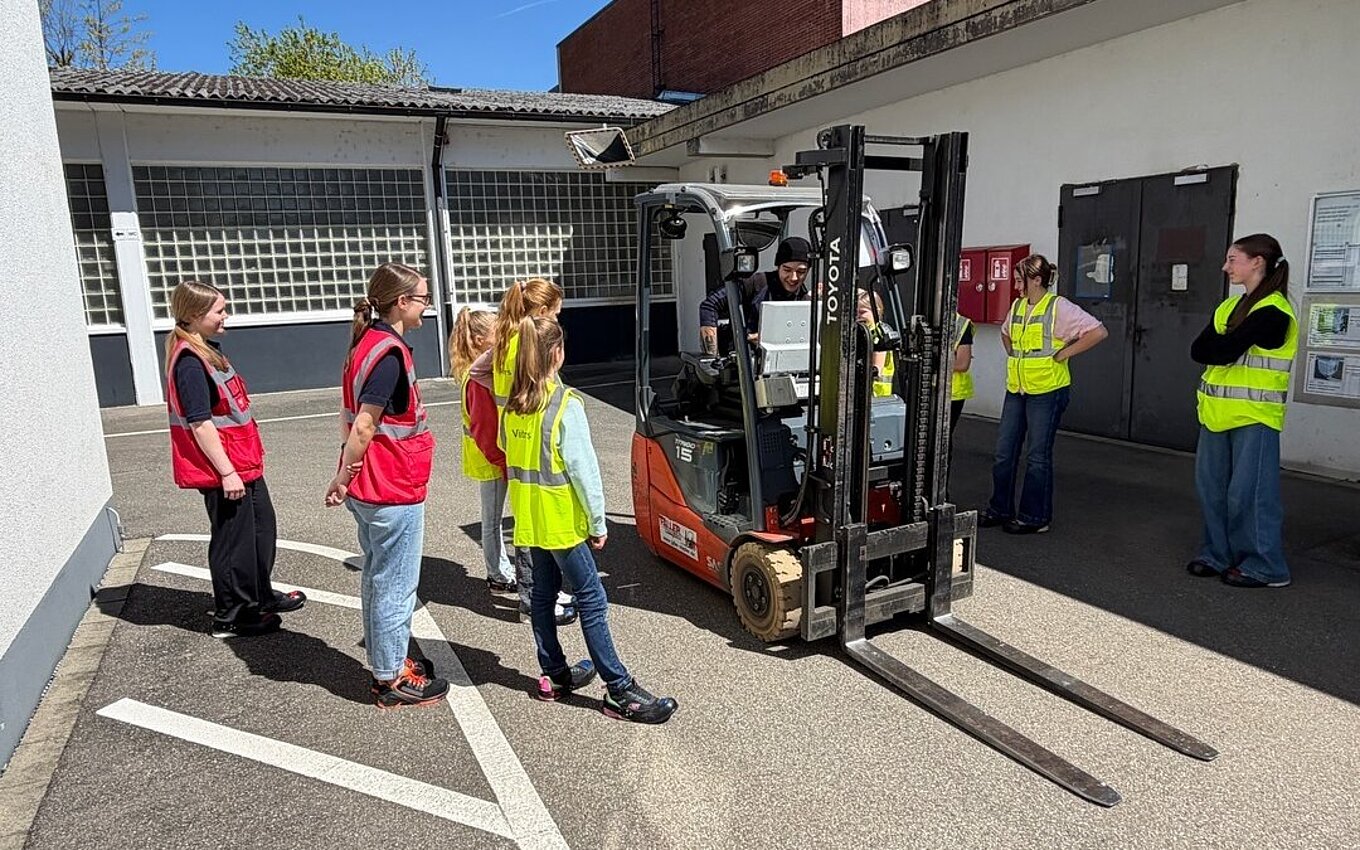 Als Fachkraft für Lagerlogistik erkundeten die Mädchen die Funktionen eines Gabelstaplers.