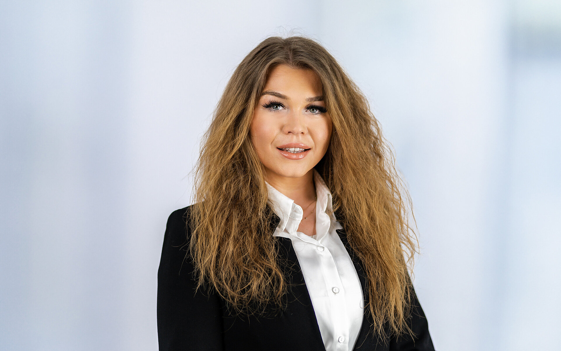 Contact person Yasemin Altunisik Account Managerin Yasemin Altunisik