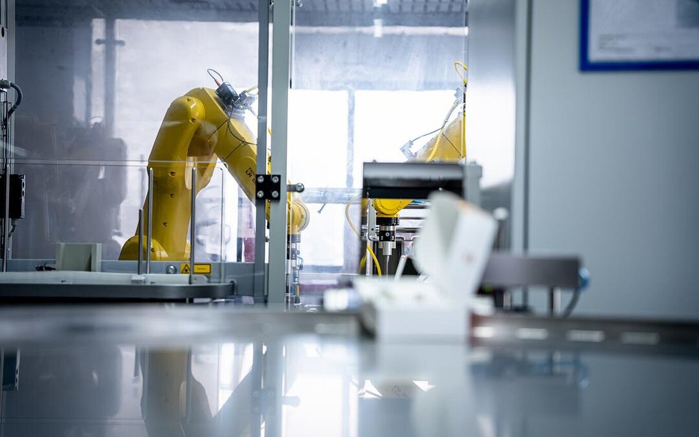 Robotique automatisée dans le service PrePackaging de Faller Packaging – solutions d’emballage pharmaceutique innovantes.
